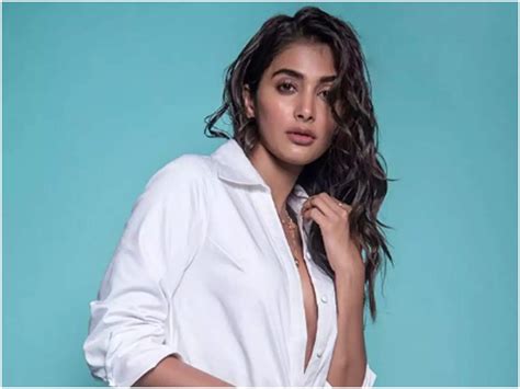 pooja hegde naked|Pooja Hegdes reply to a netizen who asked for her naked。